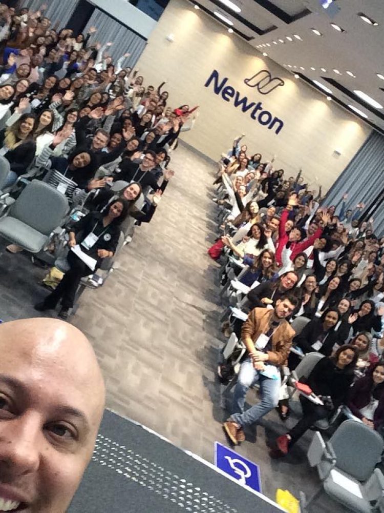 Selfie do Dr. Aléssio com auditório lotado de profissionais