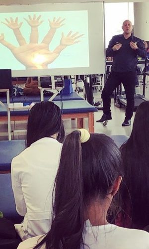 Turma de fisioterapeutas em aula prática presencial