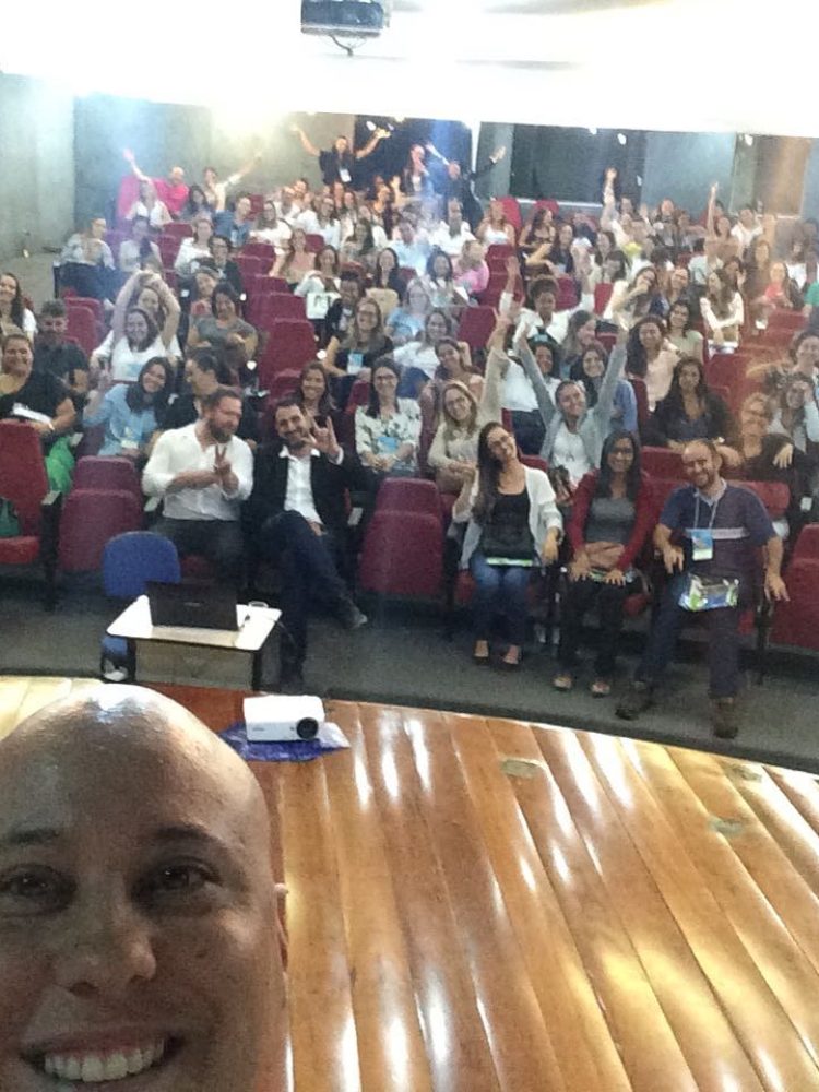 Plateia lotada em palestra do Dr. Aléssio Novais