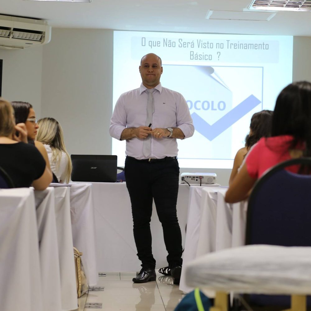 Dr. Aléssio Novais ministrando treinamento para fisioterapeutas