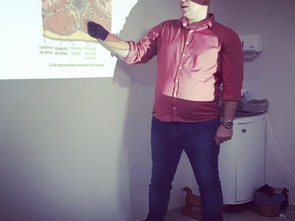 Aula prática com alunos de fisioterapia