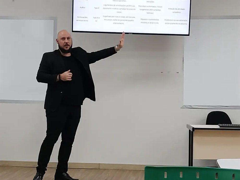 Turma de fisioterapeutas recebendo certificado
